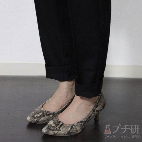 リエディのテーパードパンツをロールアップ