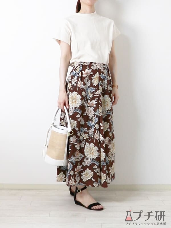 エクリュホワイトのTシャツにブラウンの花柄スカートのコーデ