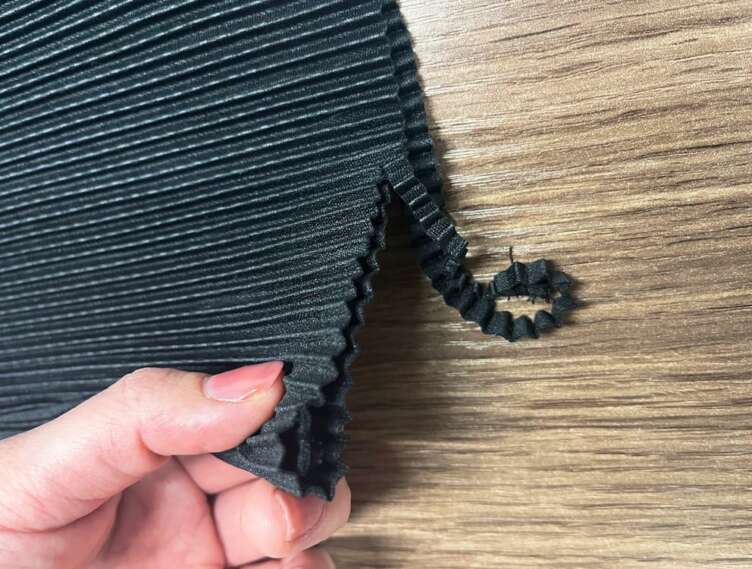 セルフカットプリーツワイドパンツの裾を切った状態の断面