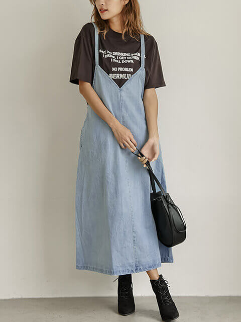 オーバーサイズTシャツと淡色デニムジャンパースカートのカジュアル夏コーデの画像