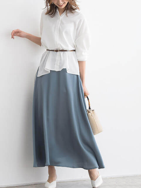 ホワイトシャツ×スモーキーブルーフレアスカートで爽やかフェミニンスタイルのコーデ画像