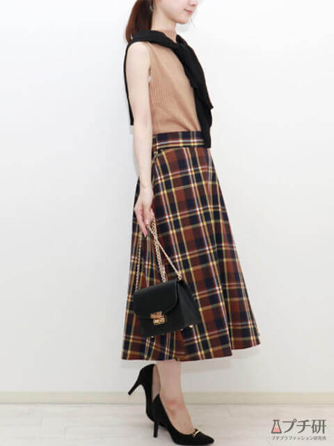 ベージュトップス×ブラウン系チェック柄フレアスカートでレトロフェミニンスタイルのコーデ画像