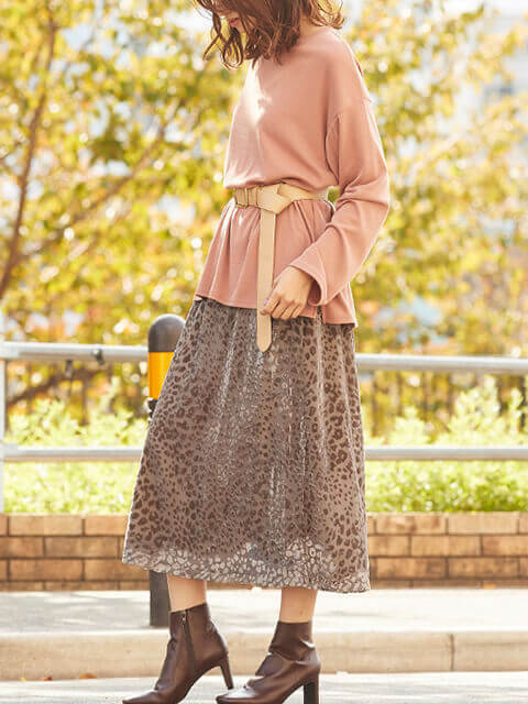 くすみピンクトップス×ベージュカラーのレオパード柄フレアスカートで可愛げフェミニンスタイルのコーデ画像