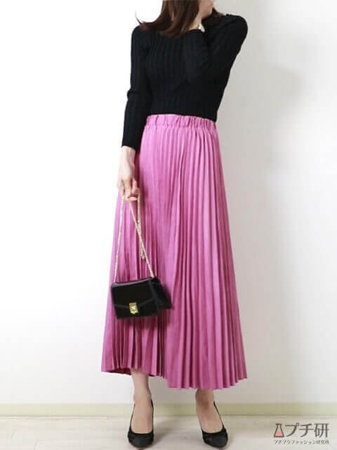 すっきり黒ロンTに華やかカラーのプリーツスカートを合わせた大人フェミニンスタイルのコーデ画像