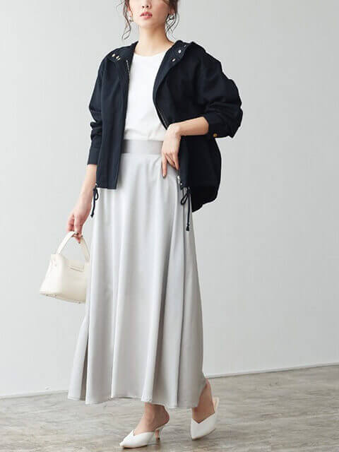 ミリタリージャケット×グレージュサテンスカートで清潔感のある華やぎフェミニンスタイルのコーデ画像