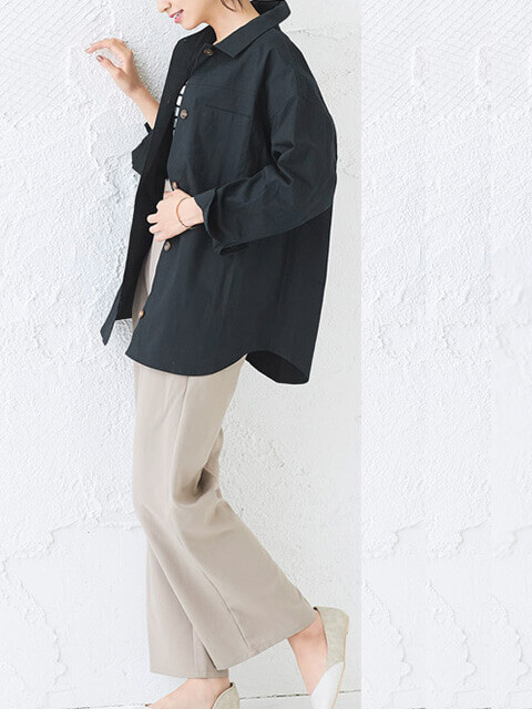 ミリタリーシャツジャケット×ベージュパンツで爽やかさのあるベーシックカジュアルスタイルのコーデ画像