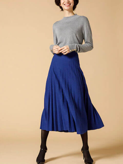 鮮やかブルーのラメプリーツスカート×ハイネックニットでスタイリッシュなきれい目スタイルのコーデ画像