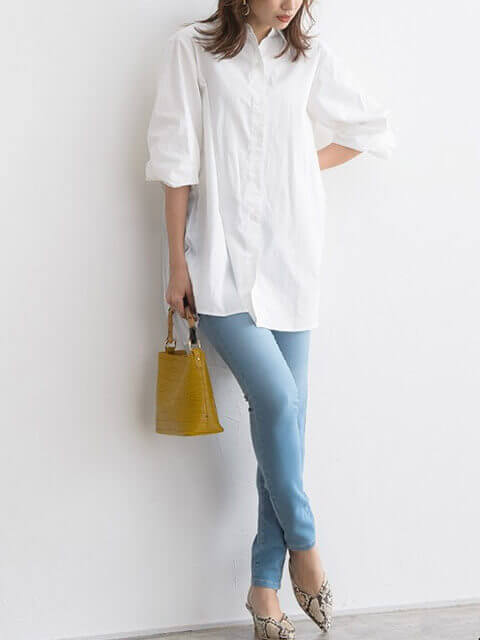 ライトブルースキニーデニム×ホワイトシャツでスマートな印象の春のきれいめカジュアルコーデの画像