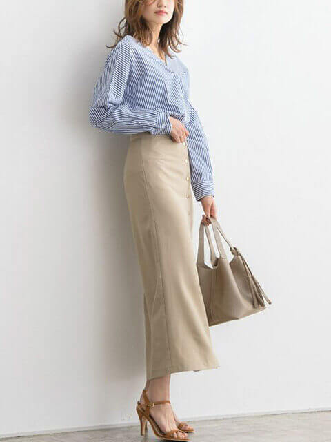 ブルーのノーカラーストライプシャツ×ベージュタイトスカートで女っぽオフィスコーデの画像