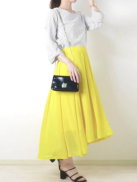 グレーのストライプシャツ×レモンイエローのフレアスカートで初春のフェミニンコーデの画像