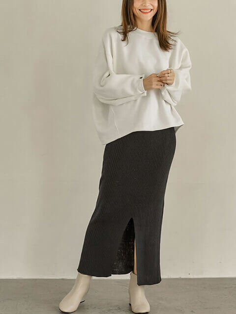 ホワイトのシンプルトップス×ブラックのロング丈タイトスカートで春のあったかトレンドコーデの画像