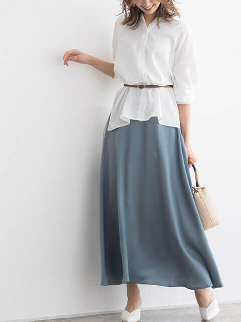 白シャツ×ブルーサテンロングスカートでトレンドライクなきれい目スタイルのコーデ画像