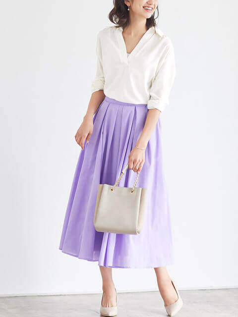 白スキッパーシャツ×ラベンダーカラーのロングスカートで上品きれい目スタイルのコーデ画像