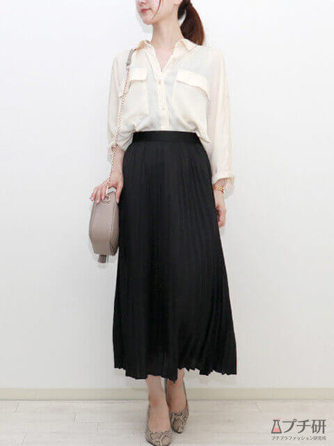 白シャツ×黒プリーツスカートでシンプルフェミニンスタイルのコーデ画像