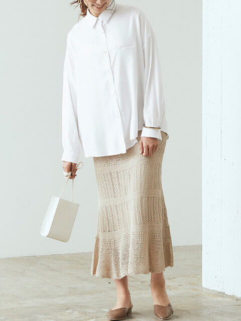 白シャツ×ベージュニットマーメイドスカートでナチュラルフェミニンスタイルのコーデ画像