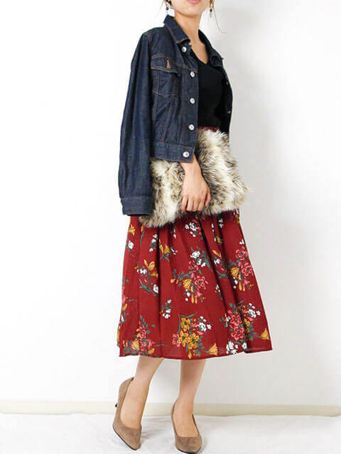 インディゴのデニムジャケット×黒トップス×レンガ色花柄スカートで秋のデートコーデの画像
