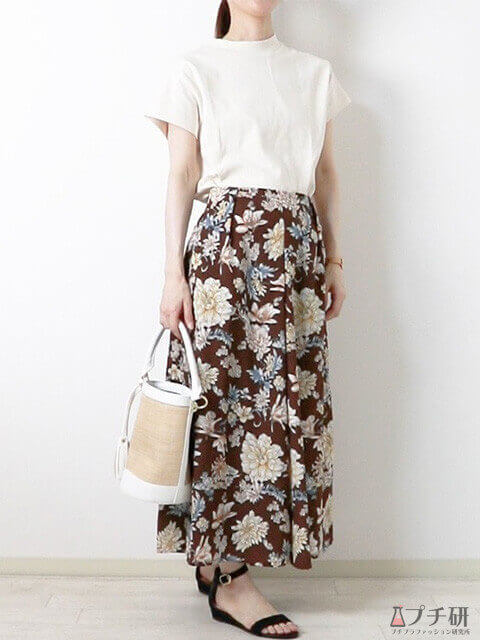花柄スカート×白Tシャツ×かごバケットバッグで最旬抜け感コーデの画像