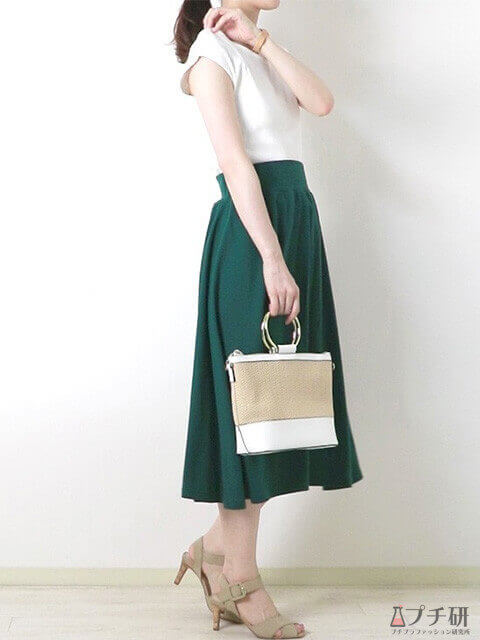 グリーンのロングスカート×白トップスで夏の褒められ知的コーデの画像