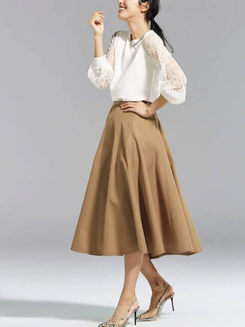 ホワイトカラーレースニット×ブラウンフレアスカートで華やかフェミニンスタイルのコーデ画像