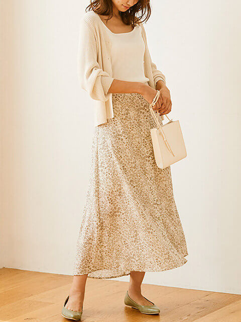 オフホワイトリブカーディガン×フラワープリントフレアスカートできれい目フェミニンスタイルのコーデ画像