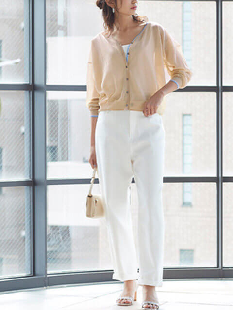 ベージュシアーカーディガン×ホワイトパンツできれい目パンツスタイルのコーデ画像