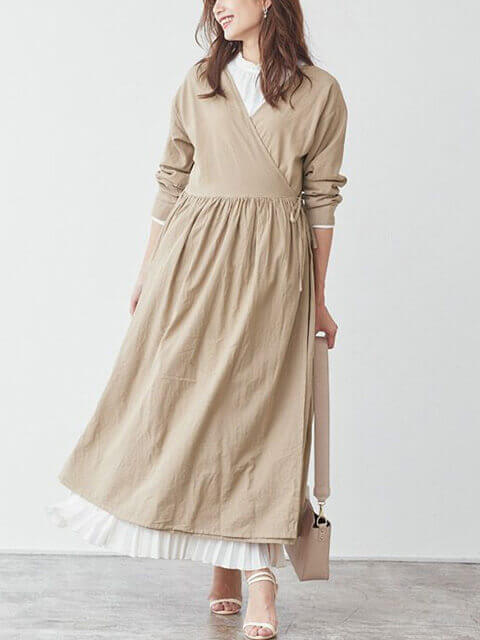 ベージュカラーカシュクールワンピース×ホワイトプリーツロングスカートで大人可愛いレイヤードスタイルのコーデ画像