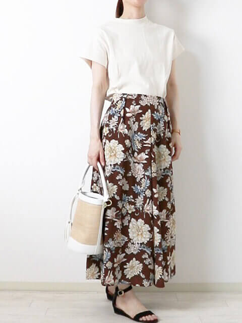 花柄のボルドーロングスカート×ホワイトのシンプルTシャツで夏の大人のこなれコーデの画像