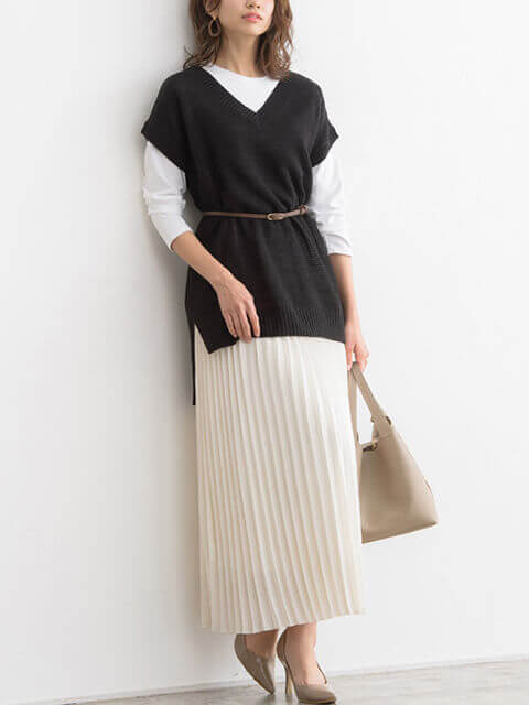 白カットソー×ブラックVネックベスト×白プリーツロングスカートでメリハリの効いたモノトーンスタイルのコーデ画像