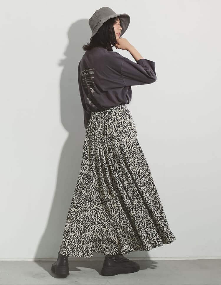 ロゴカットソー×総柄スカートにグレーバケットハットを合わせたフェミカジコーデの画像