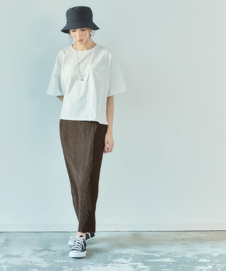白カットソー×プリーツIラインスカートに黒バケットハットを合わせた洗練モノトーンコーデの画像