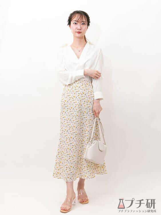 【フレアスカートコーデ】スキッパーシャツに花柄フレアのスカートとクリアサンダルで綺麗めフェミニンなコーディネート