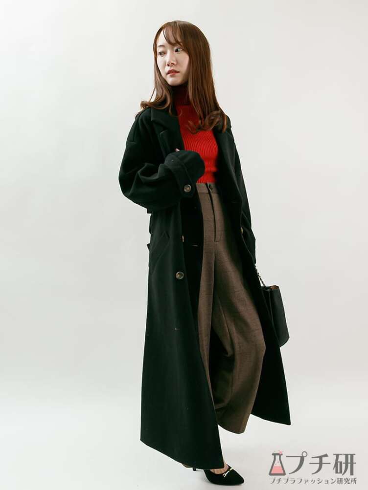 赤ニット×ブラウンチェックパンツのトラッドスタイルを大人見えさせるブラックコート