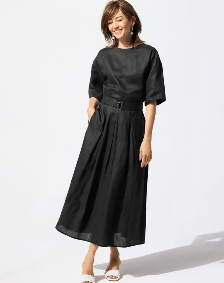 夏のブラックはエレガントさがカギ。シンプルなトップスとロングスカートで作る50代のワントーンコーデ