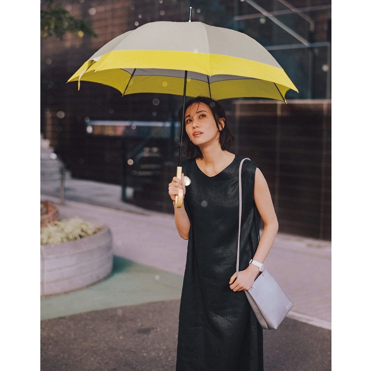 傘を持って見上げる女性