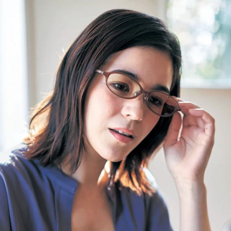 ベルメゾン考える眼鏡の女性