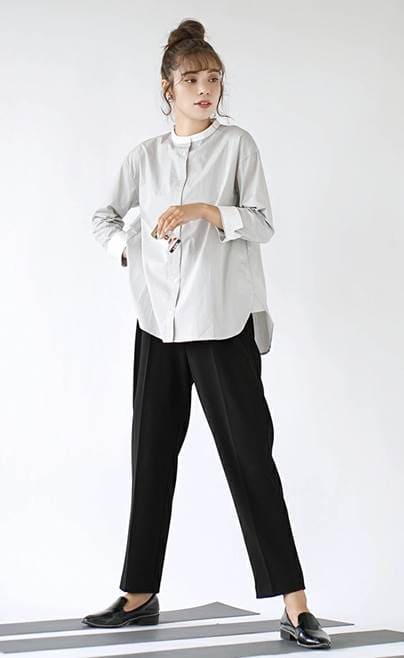クレリックシャツに黒パンツ