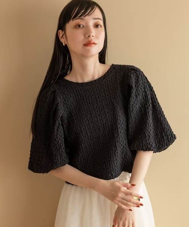 黒のボリュームスリーブトップス