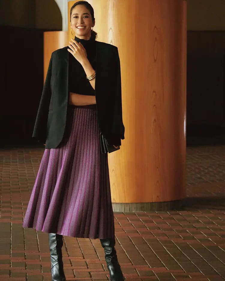 DoCLASSEの50代オフィスカジュアルな紫スカートコーデ