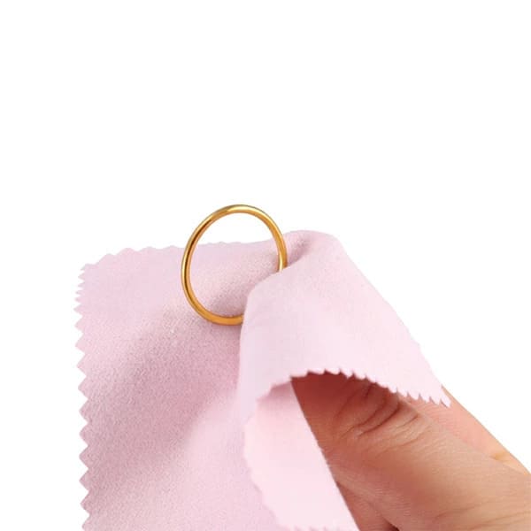 柔らかい布で乾拭きしている指輪