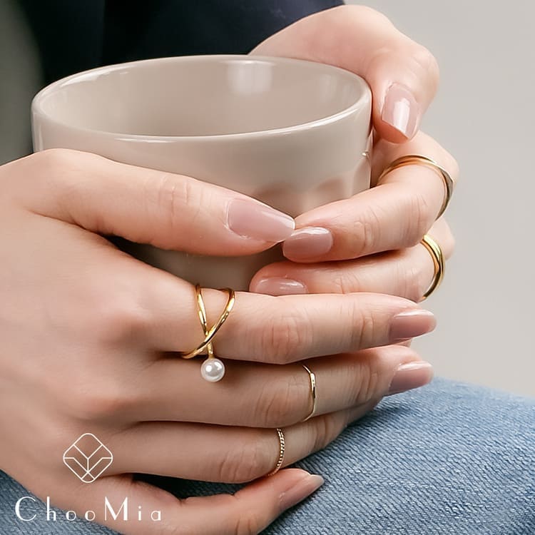 ChooMia(チュミア)の指輪をしてコップを持つ手