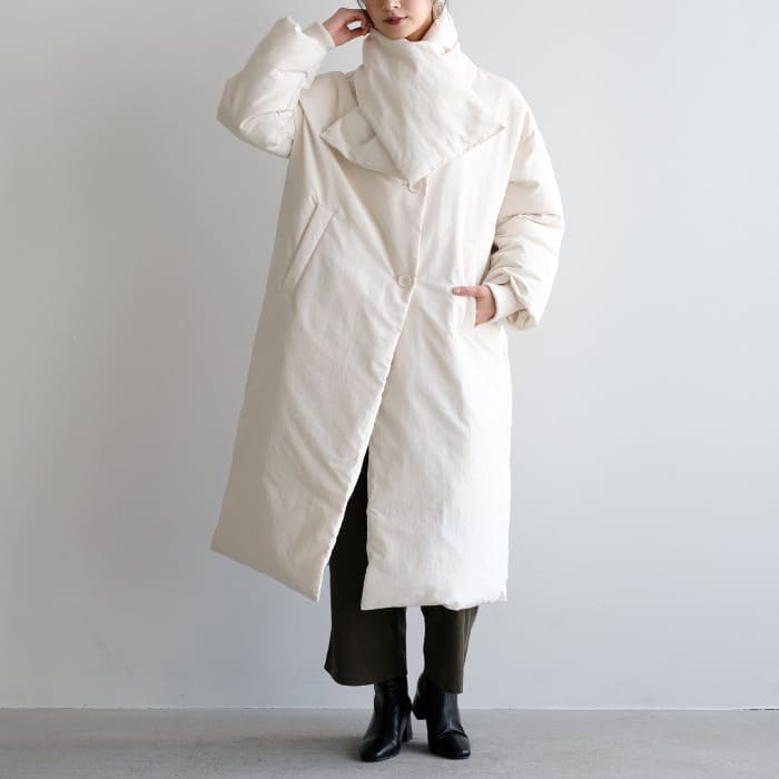 aquagarage（アクアガレージ）の白いロングコートを着た高身長女性
