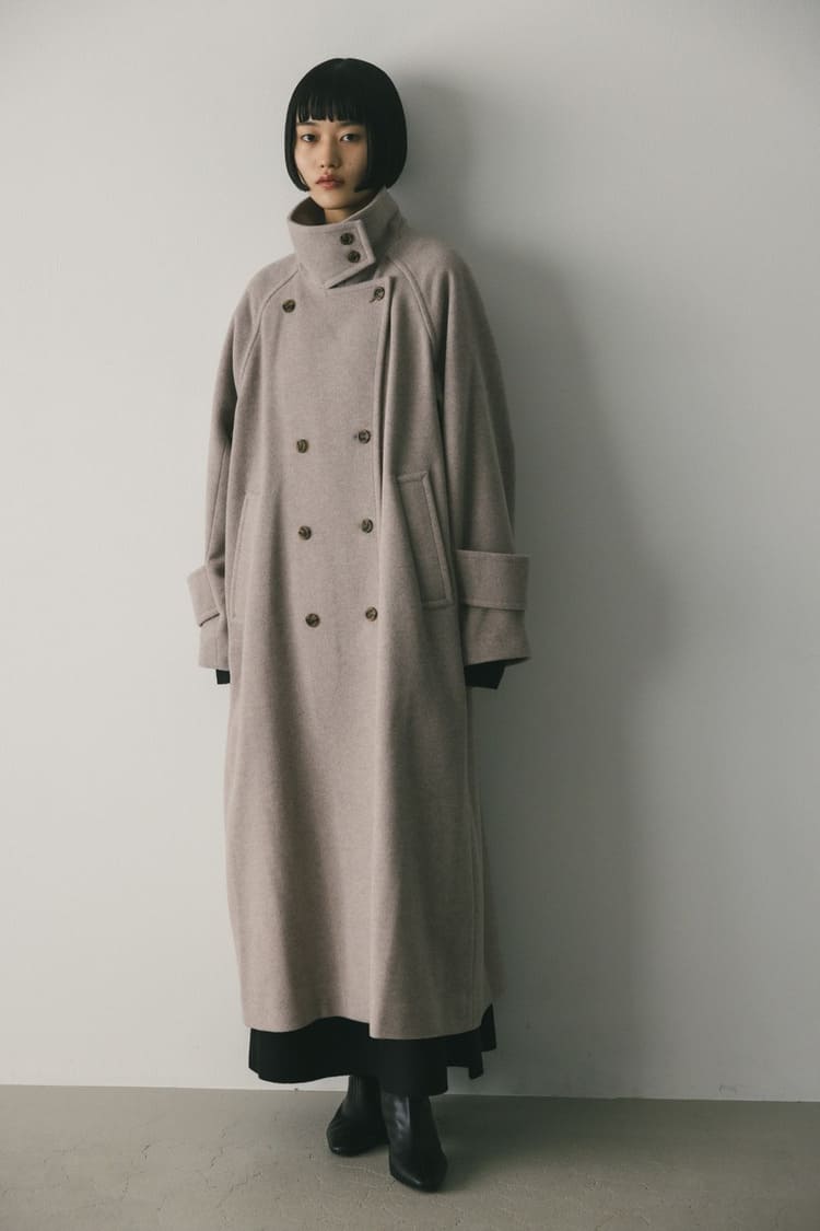 STYLEMIXER(スタイルミキサー)のロングコートを着た高身長女性