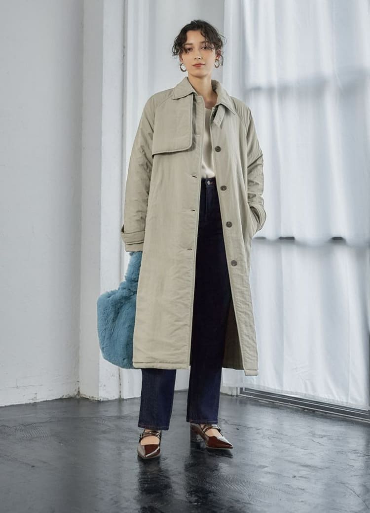 StyleDeli(スタイルデリ)のロングコートを着た高身長女性