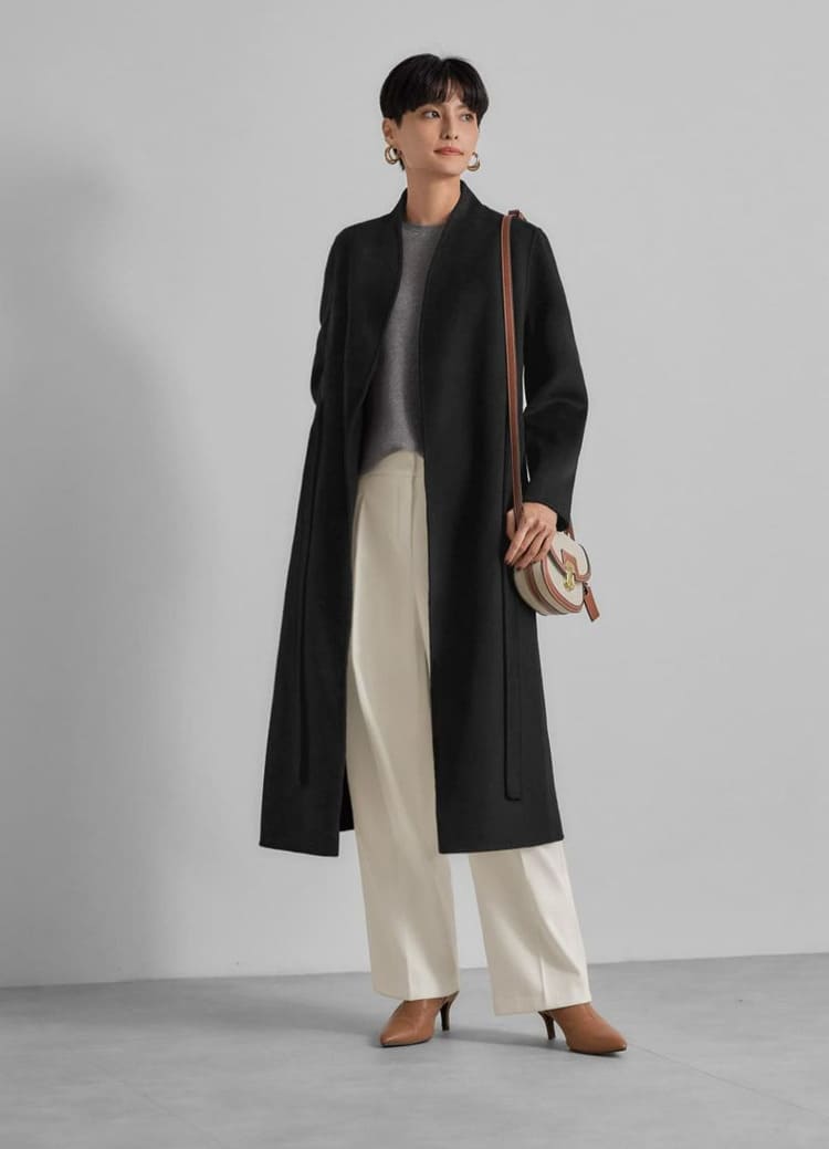 StyleDeli(スタイルデリ)の黒のロングコートを着た高身長女性
