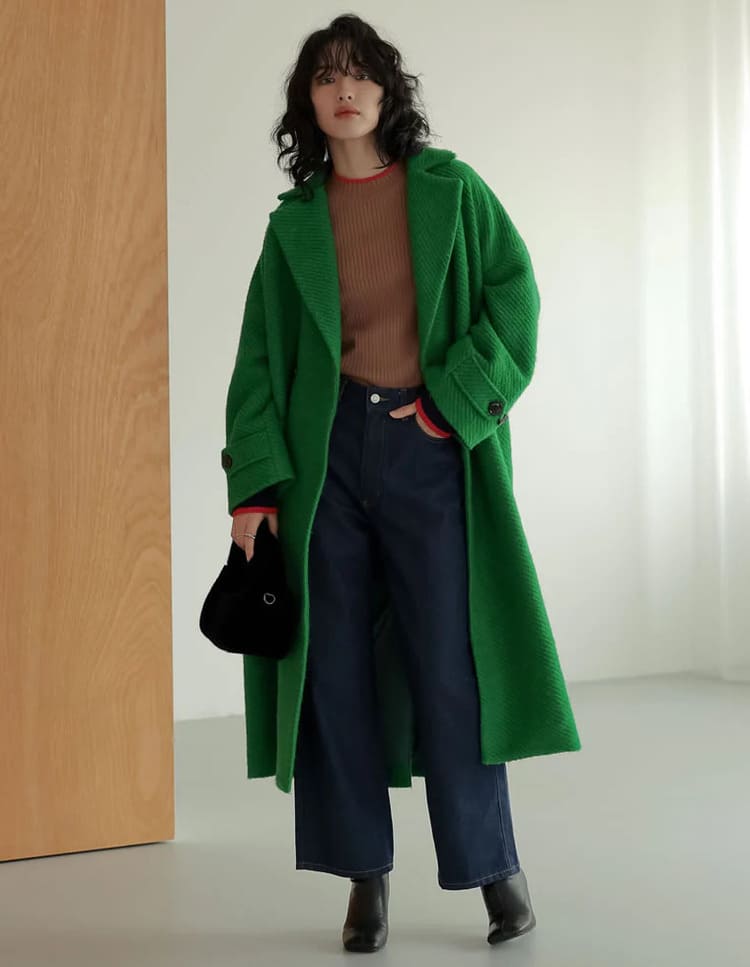 Re:EDIT（リエディ）のグリーンのロングコートを着た高身長女性