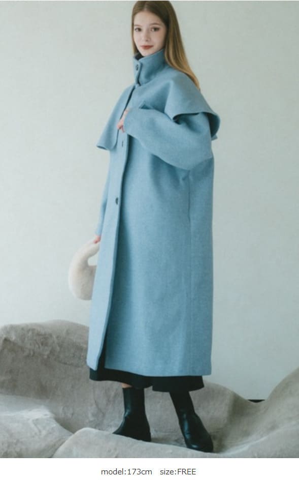 VANNIE U(ヴァニーユー)のブルーのロングコートを着た高身長女性
