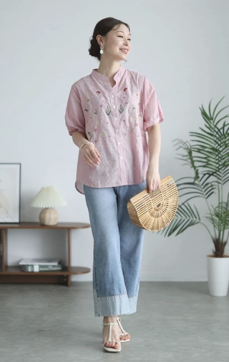 Sawa a la modeの50代向けナチュラルなピンクシャツコーデ