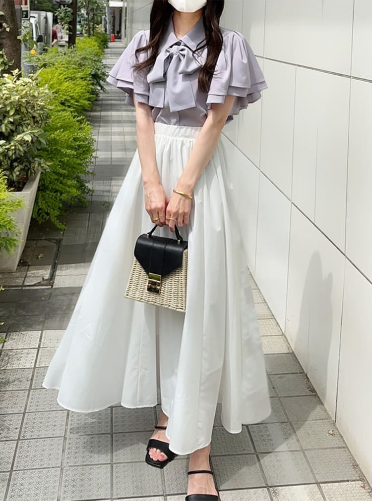 GRLの20代女性向けプチプラな白スカートコーデ