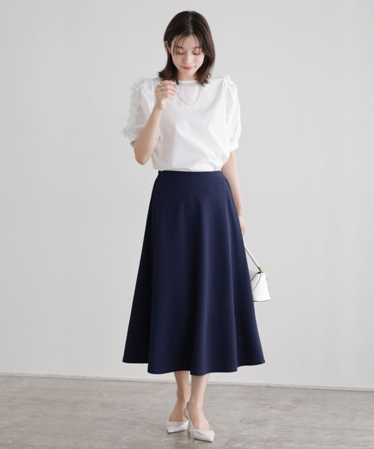 Pierrot(ピエロ)の30代女性に似合うネイビースカートコーデ