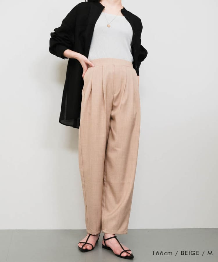 aquagarageの40代女性に似合うベージュパンツコーデ